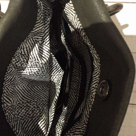 🍀🌸 Beautiful small crossbody by Madison West 🌸 - Picture 5 of 7